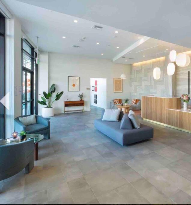 Relax On Wilshire With A View Apartment Los Angeles Exterior photo
